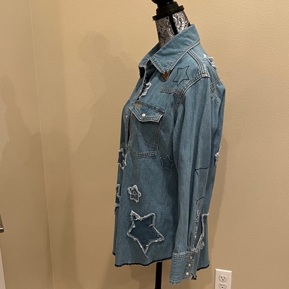 Wrangler Lainey Wilson Women's Cotton Light Blue Denim Jean shirt Size Small - Picture 6 of 9